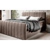 Boxspring postel LAPIA v ložnici, pohled z boku a zepředu, hnědošedé čalounění