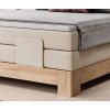 Detail boční části boxspring postele SANDRA, béžové čalounění a masivní dřevěná konstrukce
