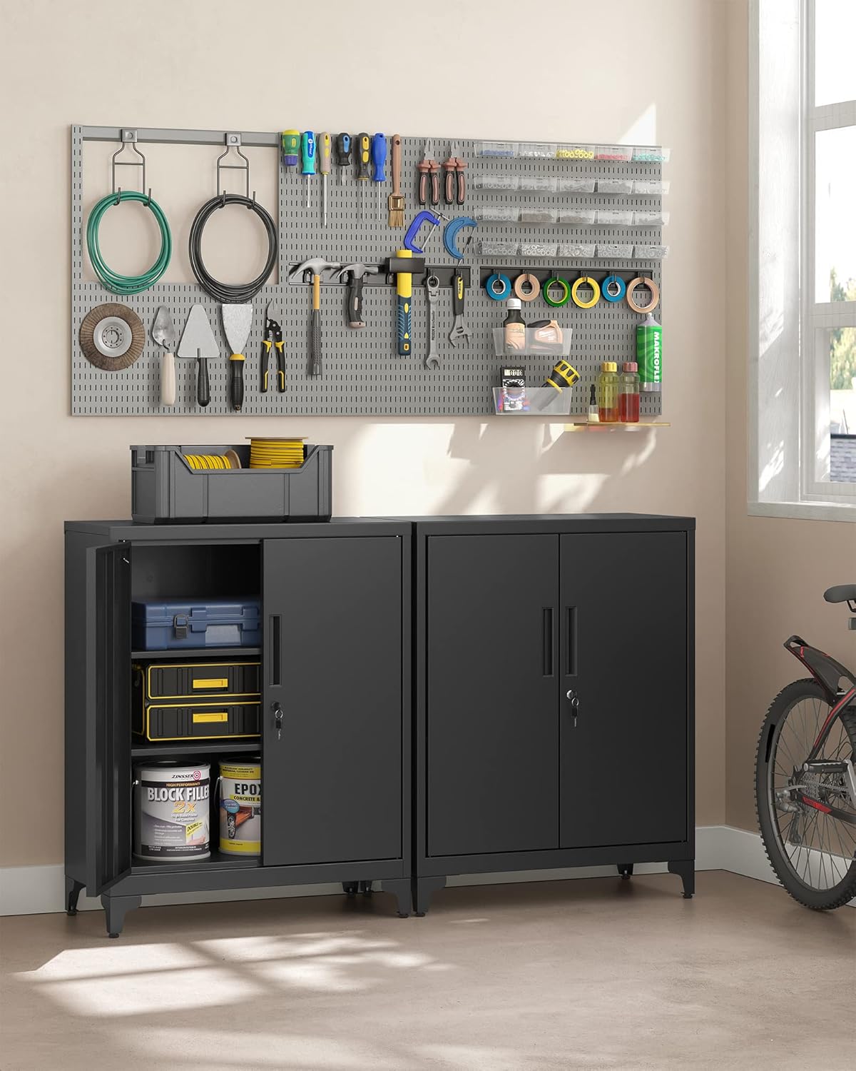 SONGMICS Kovová skrinka so zámkom 80 x 90 x 40 cm čierna