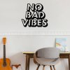 Nástěnná dekorace kovová NO BAD VIBES 