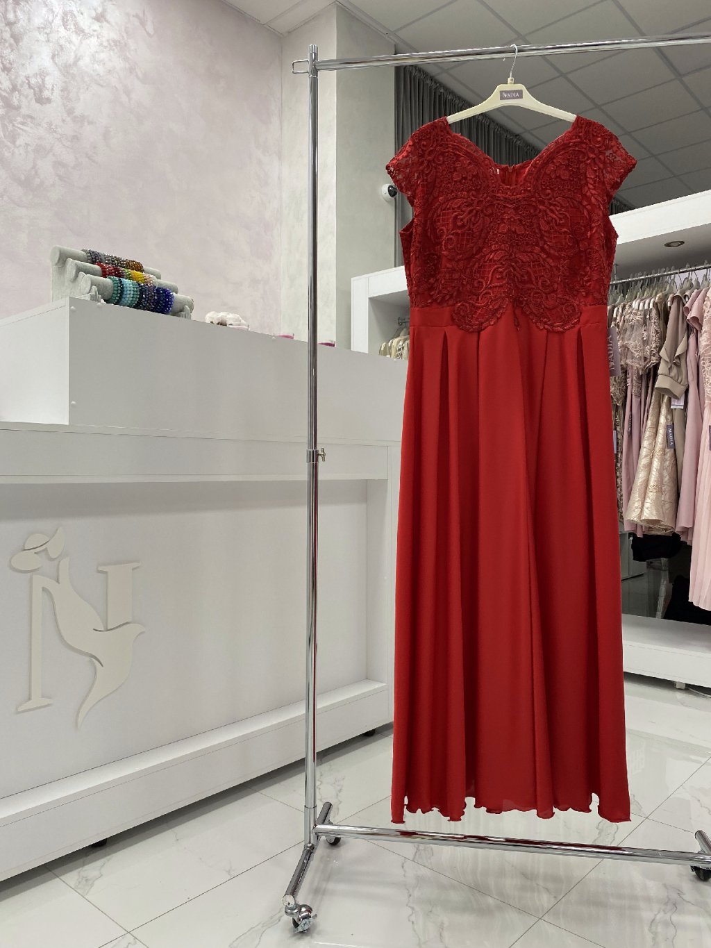 Dlhé červené šaty s krajkou a polorukávčekom