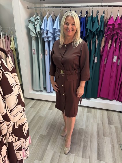 Krátke hnedé šaty so zlatými gombíkmi a opaskom