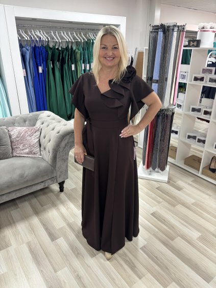 Dlhé šaty Olívia s ružou na ramene v čokoládovej farbe