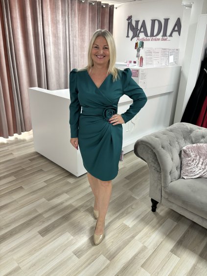 Krátke šaty s rukávmi a ružou v zelenej farbe