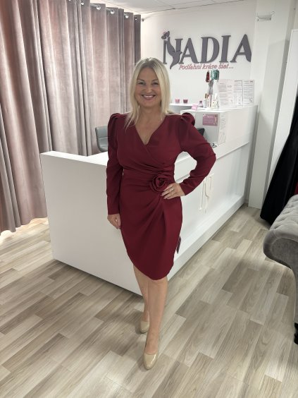 Krátke šaty s rukávmi a ružou v bordovej farbe