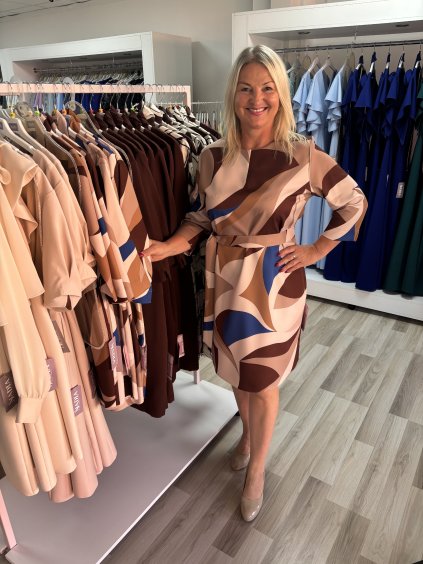 Krátke vzorované šaty s opaskom