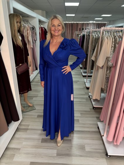 Dlhé šaty Patrícia s dlhým rukávom a ružou v modrej farbe