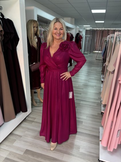 Dlhé šaty Patrícia s dlhým rukávom a ružou vo fuchsiovej farbe