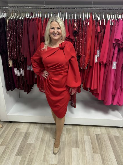 Krátke Florence šaty s riasením a pierkami v červenej farbe