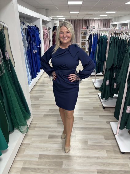 Krátke Florence šaty s riasením a pierkami v modrej farbe