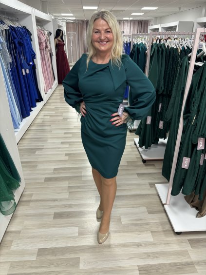 Krátke Florence šaty s riasením a pierkami v zelenej farbe