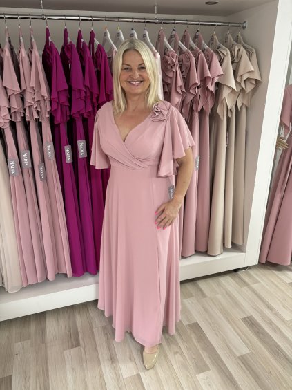 Dlhé šifónové šaty s ružou v ružovej farbe