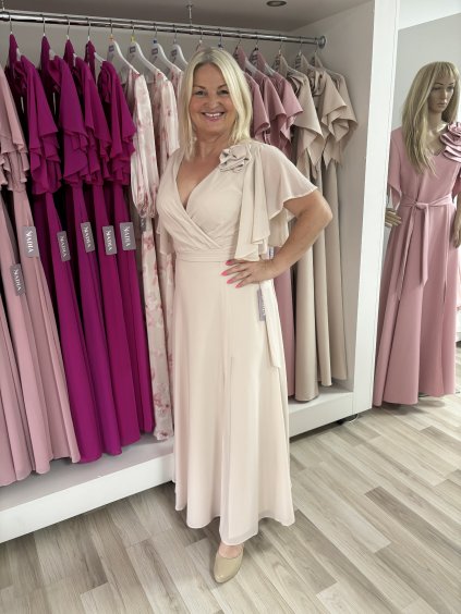 Dlhé šifónové šaty s ružou v béžovej farbe