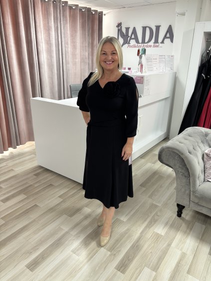 Midi šaty do "A" s ružou a dlhším rukávčekom v čiernej farbe