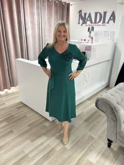 Midi šaty do "A" s ružou a dlhším rukávčekom v zelenej farbe