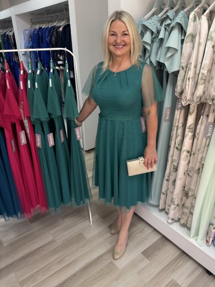 Midi šaty s trblietkami bez výstrihu so zlatou ozdobou v zelenej farbe