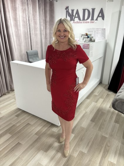 Krátke červené šaty s čipkovanou nášivkou