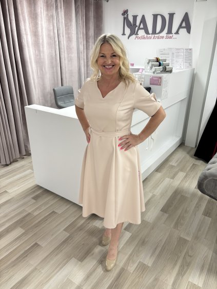 Midi šaty s opaskom v bežovej farbe