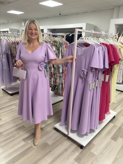 Midi šaty s ružou vo fialovej farbe