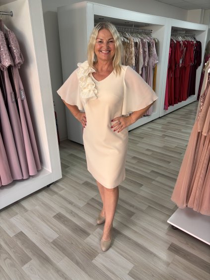 Krátke béžové šaty s ružičkou na ramene