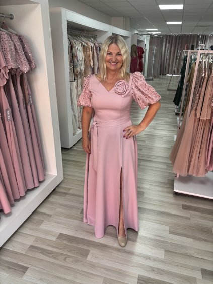 Dlhé ružové šaty s ružičkou a flitrami na rukávčekoch