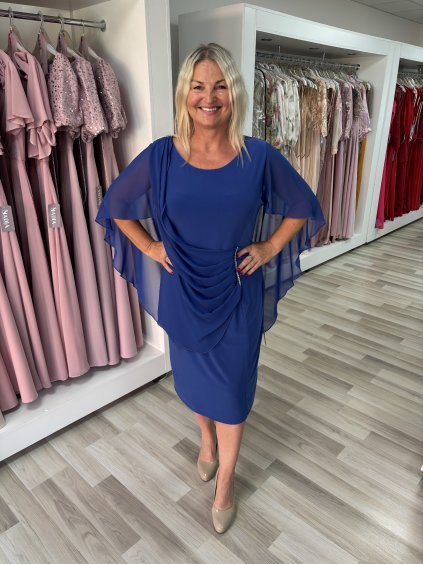 Krátke modré šaty so šifónom a perličkovo - štrasovou ozdobou