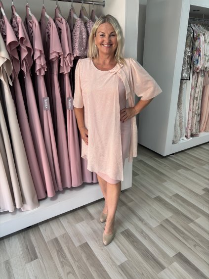 Krátke ružové šaty so šifónom