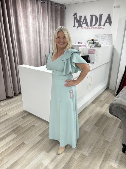 Dlhé mätové šaty Lukrécia s volánikmi na ramenách a flitrami