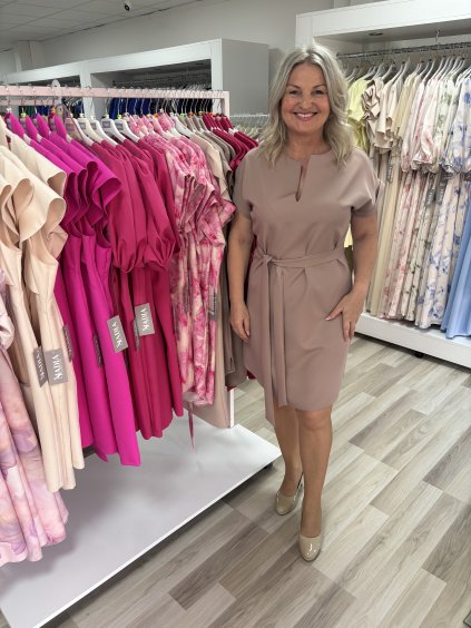 Krátke cappuccinové šaty rovného strihu s opaskom