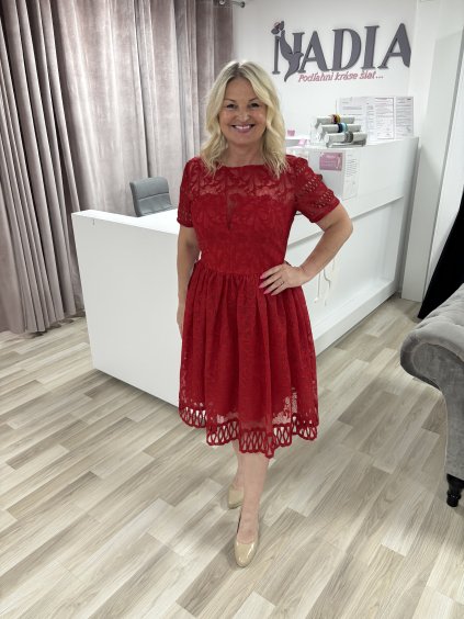 Krátke červené čipkované šaty s riasenou sukničkou