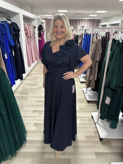 Dlhé tmavomodré šaty Olívia s ružou na ramene