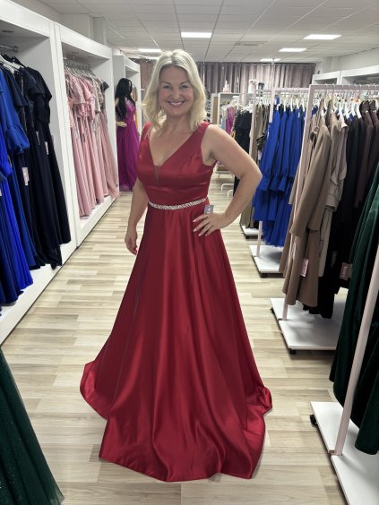 Dlhé červené šaty na hrubšie ramienka so strieborným opaskom