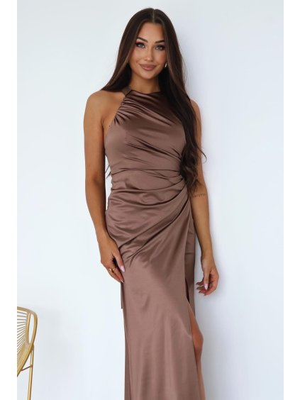 Dlhé saténové šaty v capuccino farbe okolo krku