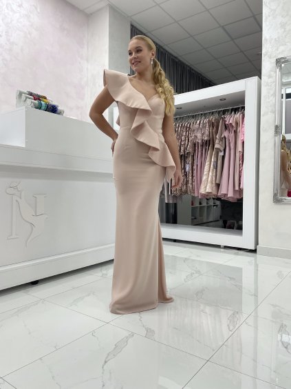 Dlhé úzke šaty s volánikom v béžovej farbe