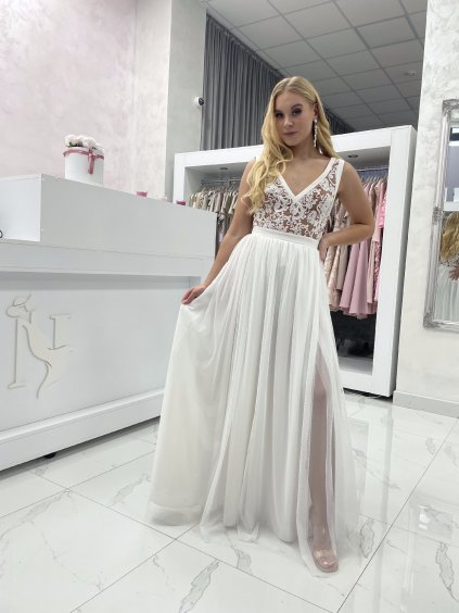 Dlhé Charlotta šaty s výšivkou a tylovou sukňou