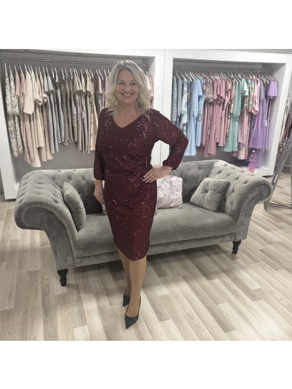 Krátke bordové šaty s flitrami