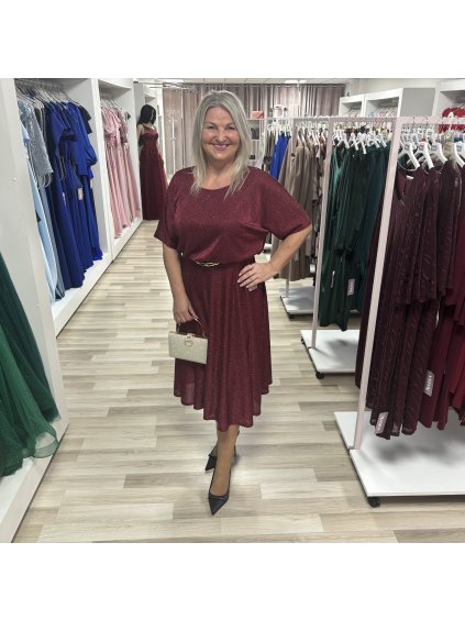 Midi bordové šaty s trblietkami a zlatým opaskom