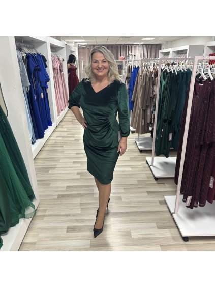 Krátke zelené zamatové šaty