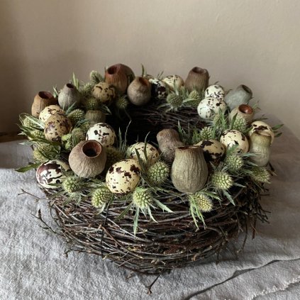 Přírodní dekorace v rustikálním stylu. Jarní věneček s křepelčími vajíčky, bodláčkem a plody eukalyptu. Trvanlivá dekorace stolu.