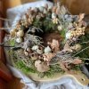 Trvanlivý velikonoční věnec plný křepelčích vajíček, lesních plodů, sušiny a malých ptáčků. Rustikální přírodní dekorace.