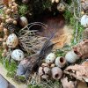 Trvanlivý velikonoční věnec plný křepelčích vajíček, lesních plodů, sušiny a malých ptáčků. Rustikální přírodní dekorace. )