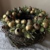 Jarní velikonoční přírodní věneček z březového proutí zdobený zlatými křepelčími vajíčky, bodláčkem a plody eukalyptu. Trvanlivá dekorace na stůl.