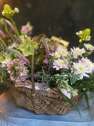 🌱Říct děkuju jde i v květinách. A ideálně takhle — v koši plném jemnosti, jara a radosti. 🌸 Komu byste takový darovali vy?