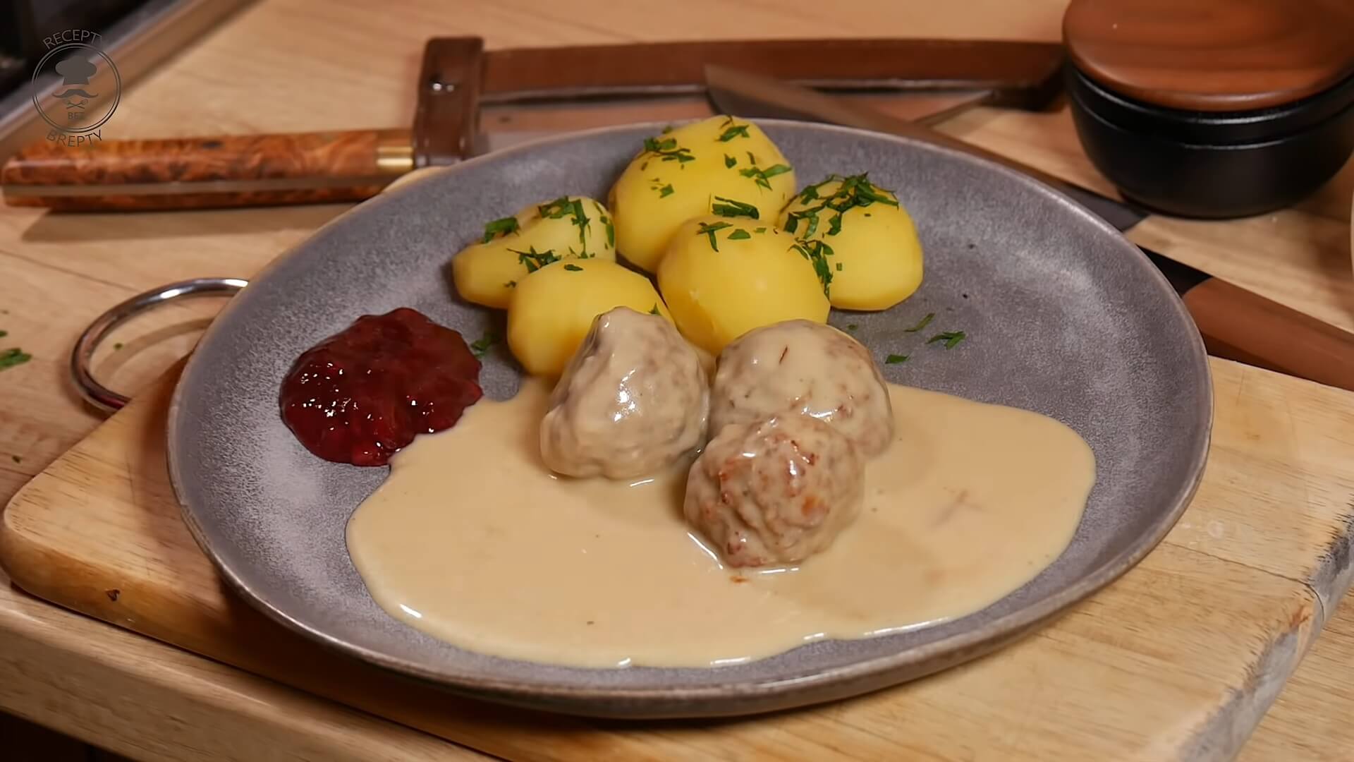 IKEA masové kuličky s brusinkovou omáčkou