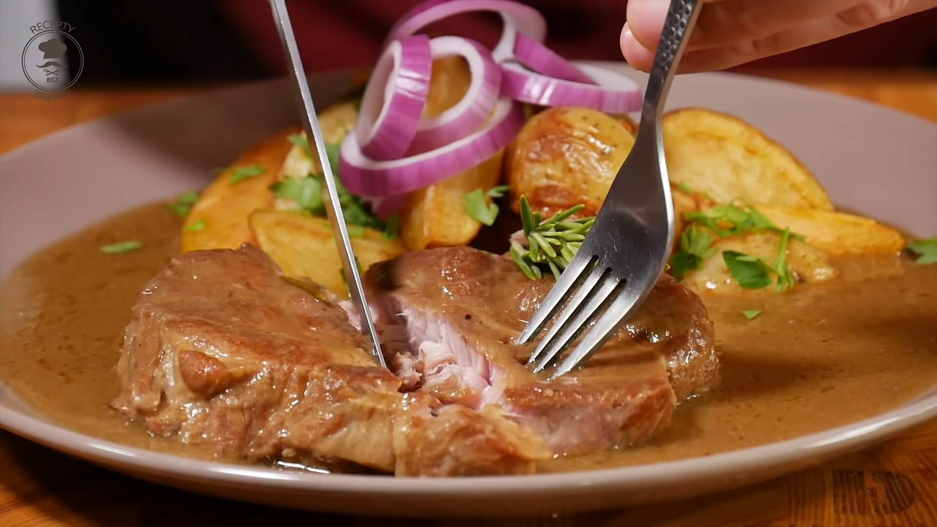 Kus vepřového masa v lahodné omáčce