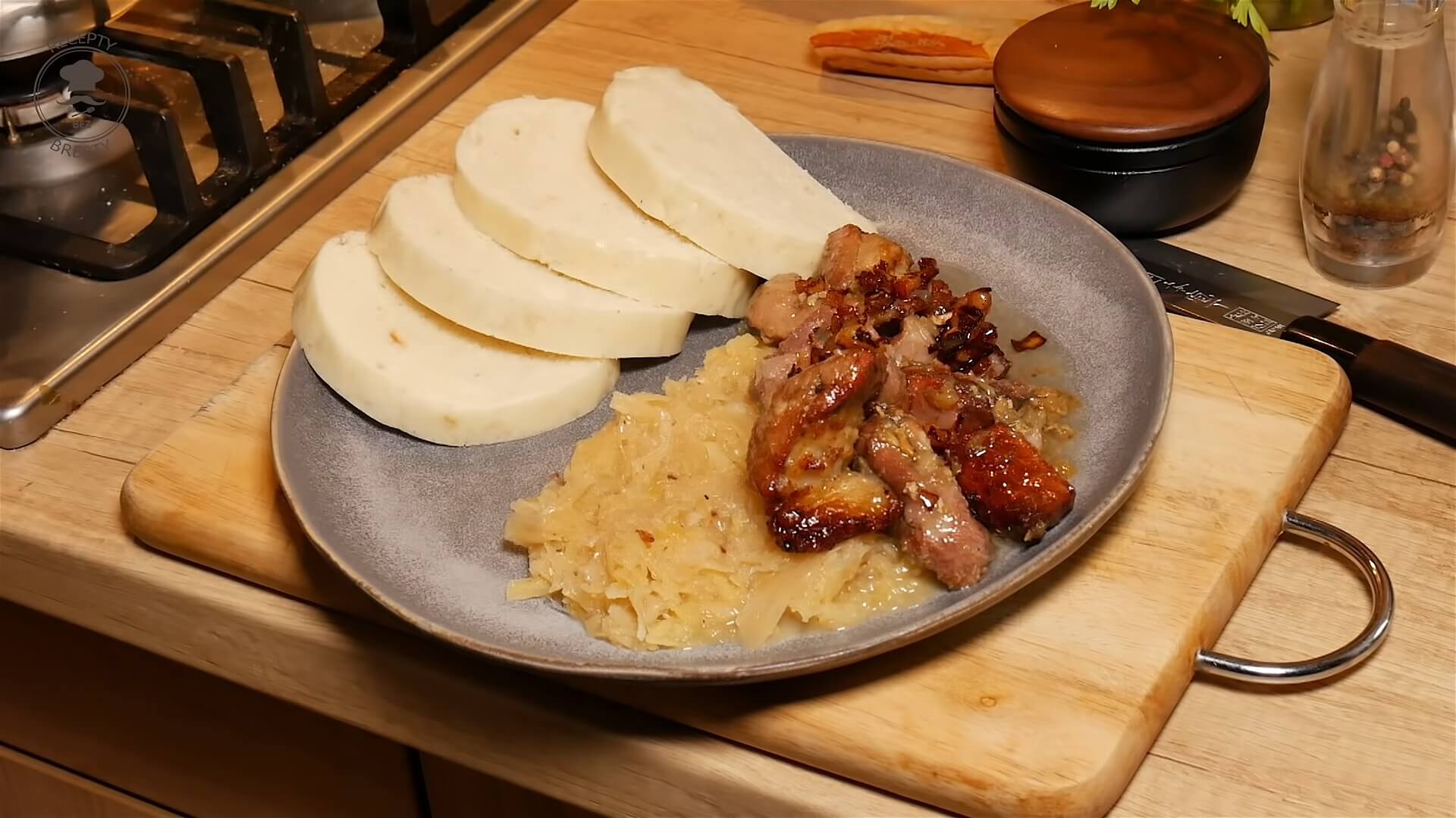 Moravský vrabec se zelím a knedlíkem