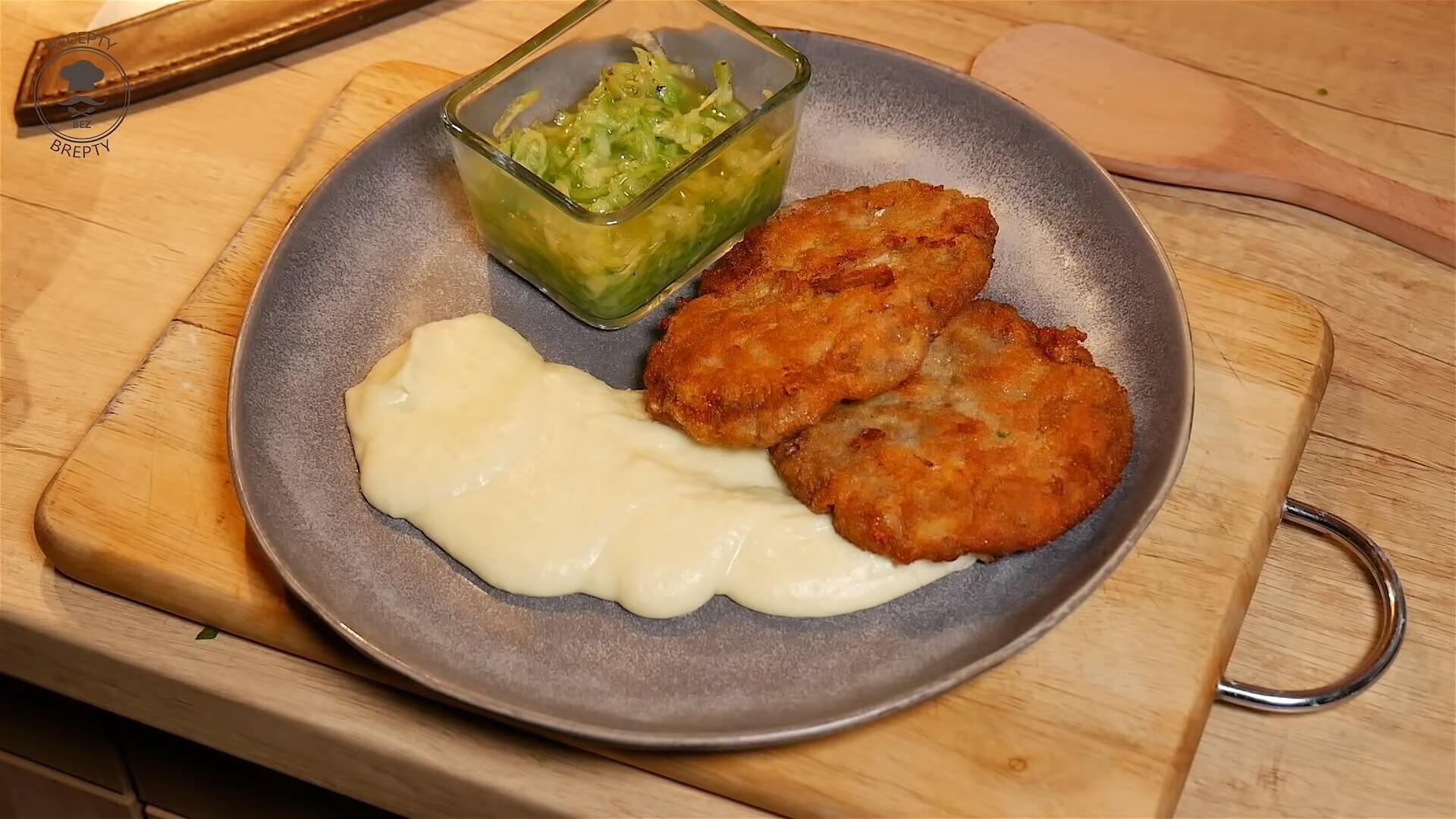 Řízek z mletého masa a výtečná bramborová kaše