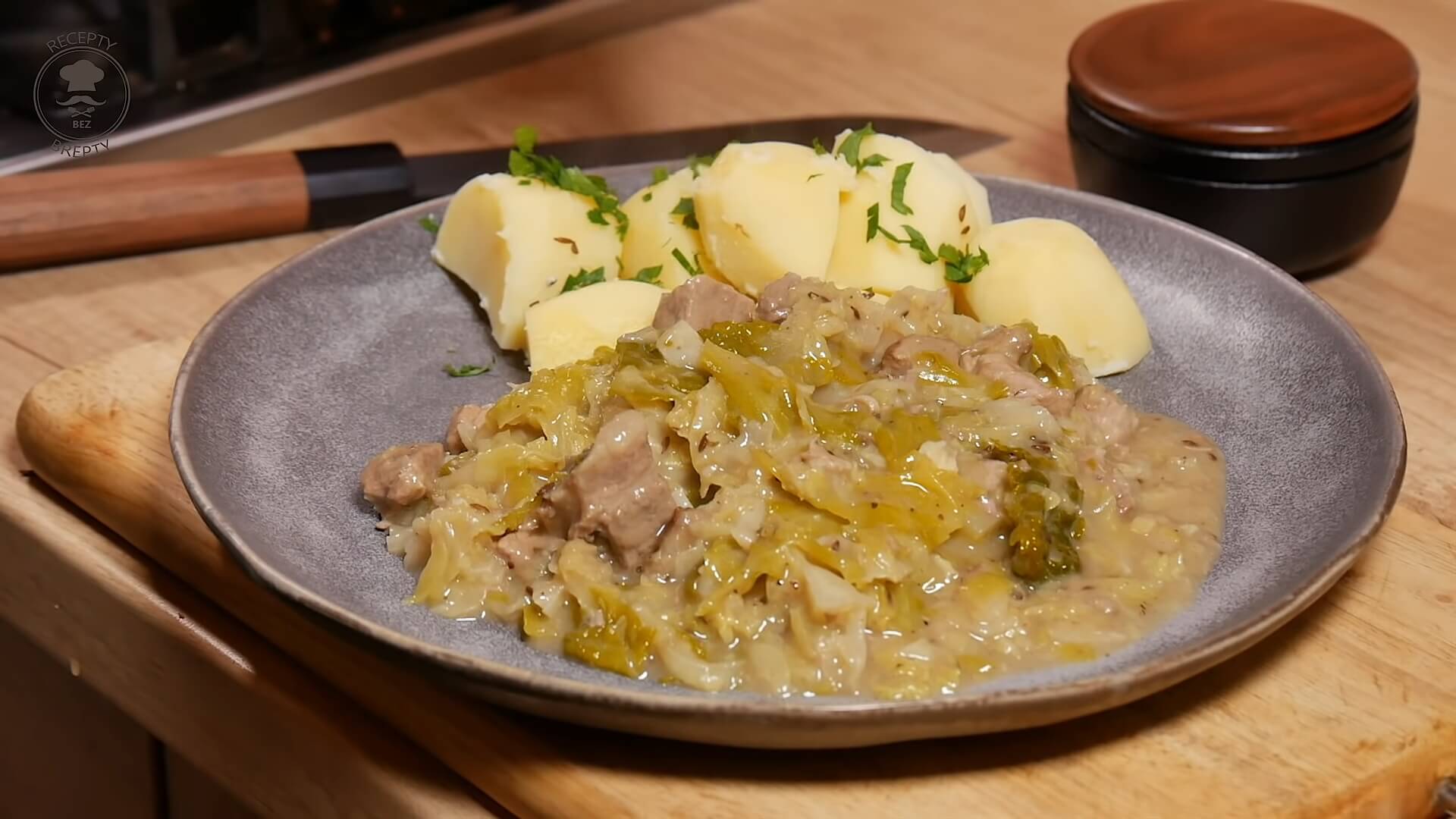 Vepřové maso se slaninou v kapustě