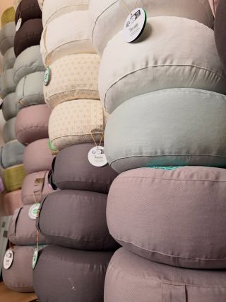 🌿 Urob si priestor pre pokoj. Sadni si, uvoľni sa a vnímaj každý nádych. S našími meditačnými vankúšmi si vytvoríš miesto...