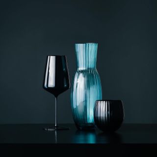 ▪️ Hra s barvami a tvary✔️ Karafa a sklenice Tethys, doplněné luxusní černou kráskou Auriga. Odvážný dárek pro náročné....